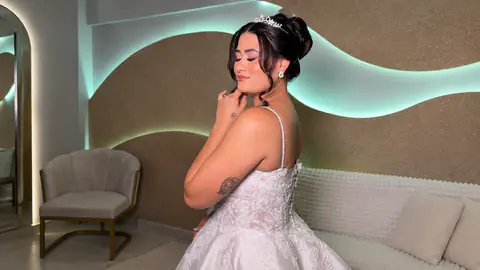 Noiva de perfil, com coque alto e vestido de renda
